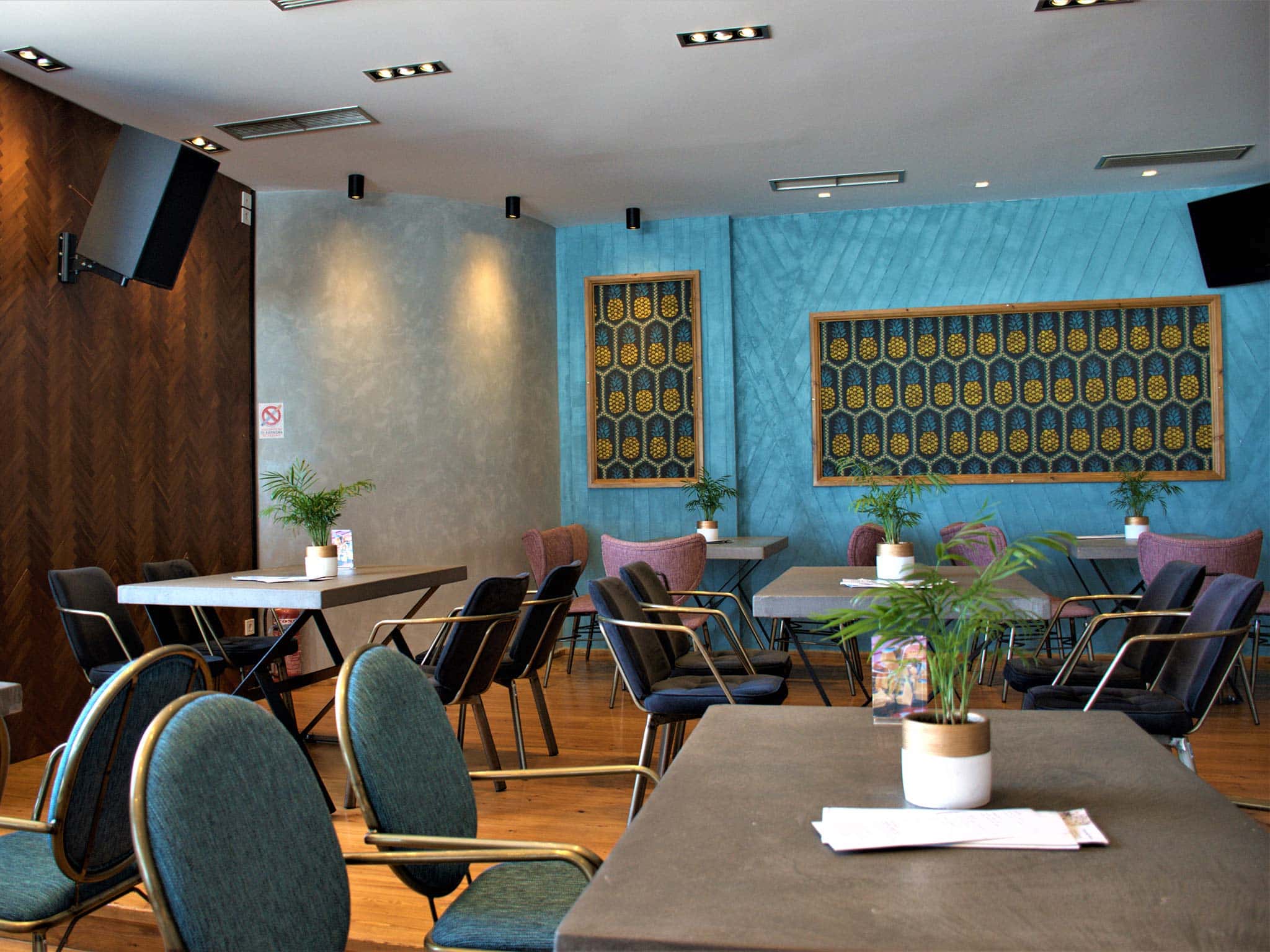 coffe bar with cozy vibe